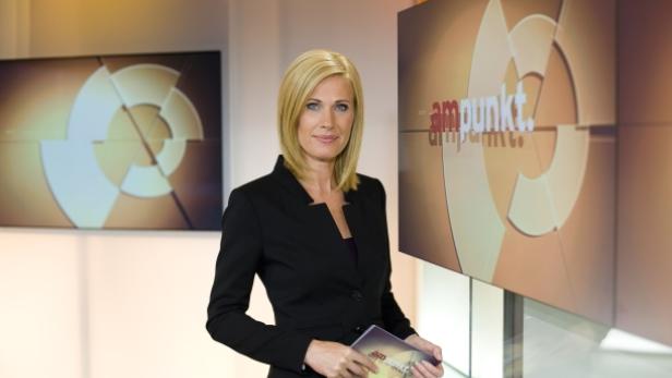 Eine blonde Frau im Fernsehstudio „am punkt.“.