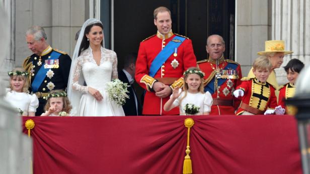 epa02983089 (FILES) A file photo of newly-weds Catherine, Duchess of Cambridge and Prince William, Duke of Cambridge (both C), Prince Charles (L), Prince Philip and Queen Elizabeth II (R) of Britain on the balcony of Buckingham Palace in London, Britain, 29 April 2011, after their marriage ceremony at Westminster Abbey. Commonwealth leaders meeting in Perth are to pledge to amend legislation dating back to the 17th century to allow daughters of the monarch to take precedence over younger sons in the line of succession. EPA/PETER KNEFFEL *** Local Caption *** 00000402708502