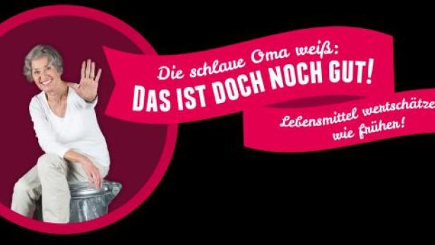Eine ältere Frau sitzt auf einem Mülleimer und wirbt für die Wertschätzung von Lebensmitteln.