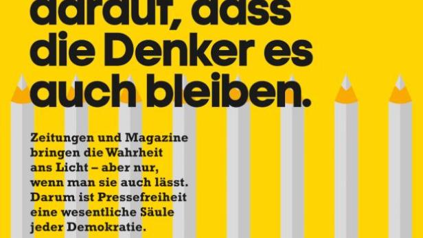 Gelbes Plakat zum Tag der Pressefreiheit mit dem Slogan „Die Gedanken sind frei“.