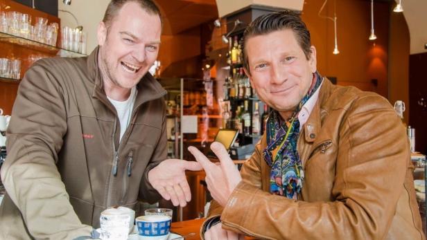 Seit zehn Jahren sind Cafetier Marcus Schelivsky (li.) und Kabarettist Fifi Pissecker befreundet, sie verbindet die Liebe zum Kaffee und der Schmäh