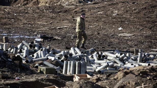 Ein Separatist in der Ostukraine - der Abzug schwerer Waffen wurde erneut verschoben.
