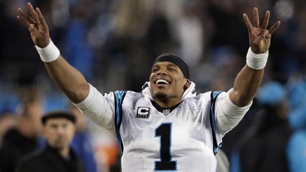 Cam Newton, Quarterback der Carolina Panthers, jubelt mit erhobenen Armen.