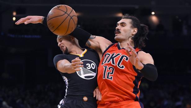 Stephen Curry wird von Steven Adams während eines Basketballspiels geblockt.