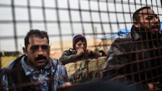 Bilder von syrischen Flüchtlingen an der Grenze zur Türkei