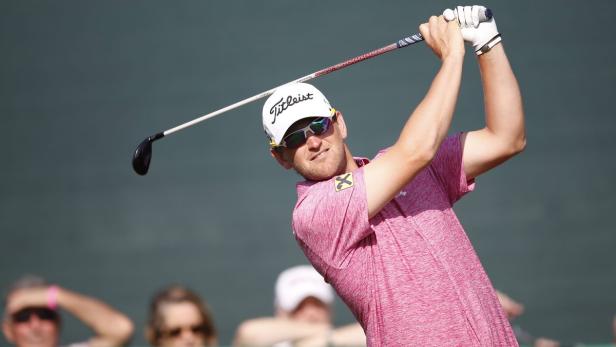 Ein Golfspieler schwingt seinen Schläger während eines Spiels.