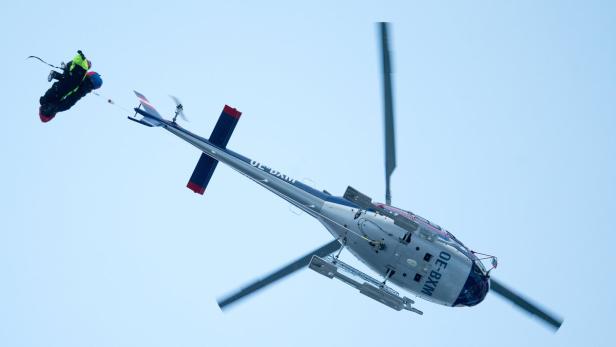 Tote und Verletzte wurden per Hubschrauber abtransportiert.
