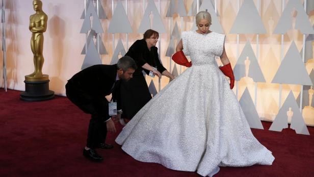 Da hilft kein Rupfen und Zupfen: Sängerin Lady Gaga hat es auch diesmal wieder übertrieben. Natürlich, ihre Robe von Azzedina Alaia ist ein Kunstwerk. Vielleicht sollte es genau deshalb lieber in ein Museum als auf den roten Teppich.