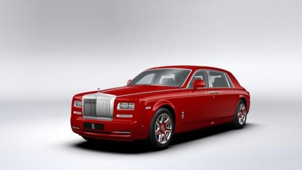 Ein roter Rolls-Royce Phantom vor einem neutralen Hintergrund.