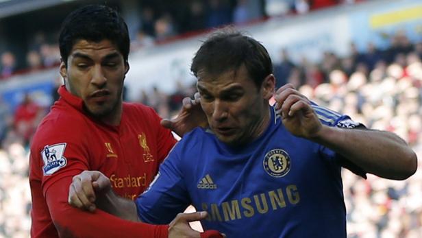 Branislav Ivanovic (re.) wurde von Luis Suarez gebissen.