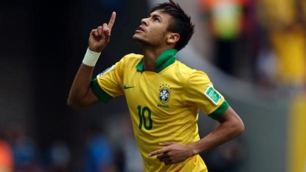 Neymar, im gelben Trikot Brasiliens, zeigt mit dem Finger nach oben.