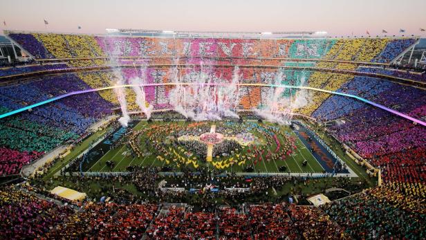 Feuerwerk, übergroße Schirme in Blumenform und eine riesige Bühne in explodierenden Regenbogenfarben: Die Popstars Coldplay, Bruno Mars und Beyoncé Knowles sind am Sonntag für ihre Auftritte in der Halbzeitpause des 50. Super Bowl vom Publikum gefeiert worden.
