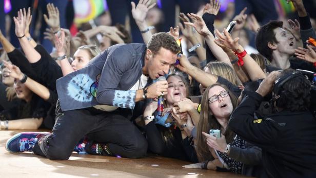Die britische Band Coldplay spielte vor den mehr als 70.000 Zuschauern im Levi&#039;s Stadium von Santa Clara (Kalifornien) unter anderem Teile ihrer Hits &quot;Viva la Vida&quot; und &quot;Fix You&quot;.