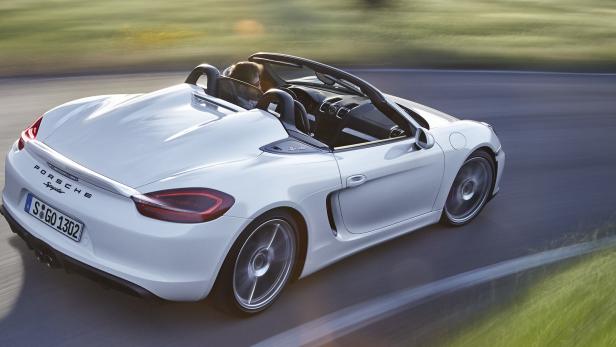 Ein weißer Porsche Spyder fährt auf einer kurvigen Straße.