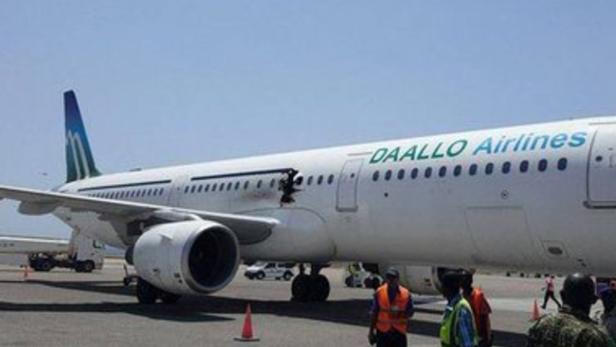 Das beschädigte Flugzeug am Flughafen Mogadischu