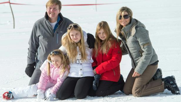 Die Sonne hat mit der holländischen Königsfamilie um die Wette gelacht. Wie jedes Jahr herrschte am Montag beim offiziellen Fototermin der niederländischen Royals anlässlich ihres Winterurlaubs im Vorarlberger Nobel-Skiort Lech am Arlberg ausgelassene Stimmung.
