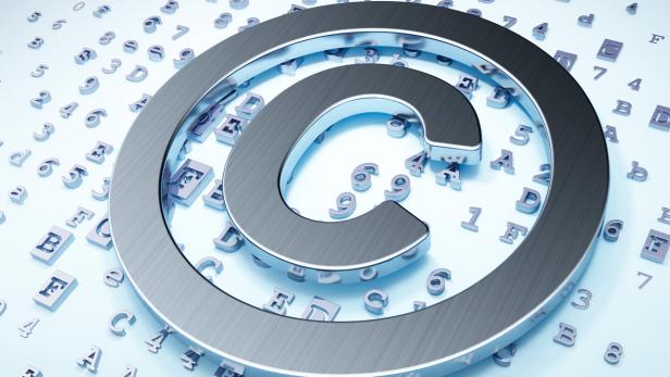 Ein großes, metallisches Copyright-Symbol umgeben von Buchstaben und Zahlen.