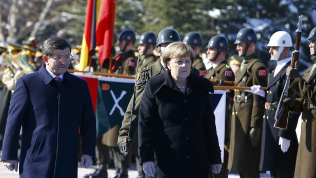 Ahmet Davutoglu und Angela Merkel