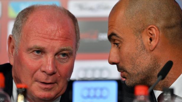 Uli Hoeneß und Pep Guardiola bei einer Pressekonferenz.