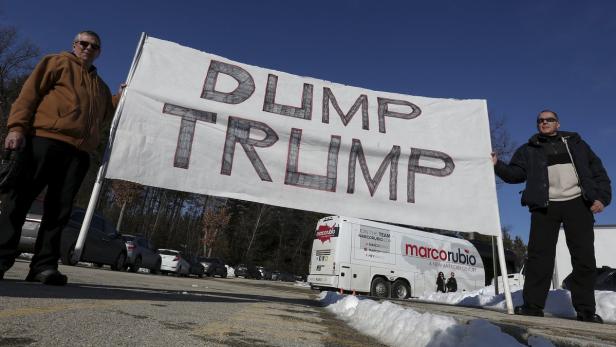 &quot;Schmeißt Trump weg&quot;: Plakat am Rande einer Veranstaltung des Konkurrenten Marco Rubio