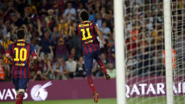 Barcelona's Neymar celebrates a goal next to Messi Neymar Jr. jubelt mit dem Trikot des FC Barcelona vor dem Tor.