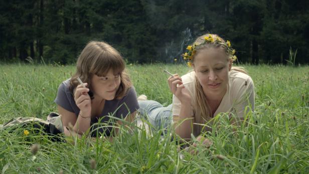Sophie Stockinger (l.) und Nina Proll im bewegenden Debütfilm &quot;Talea&quot; von Katharina Mückstein.