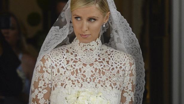 Nicky Hilton in einem weißen Spitzenbrautkleid und Schleier.