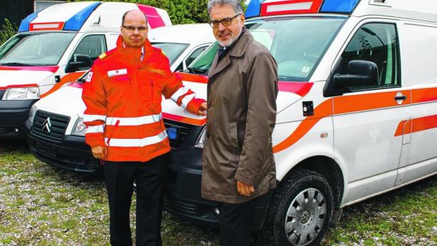 Rotkreuz-Präsident Walter Aichinger (re. im Bild): „Wir werden jährlich auf Herz und Nieren geprüft“