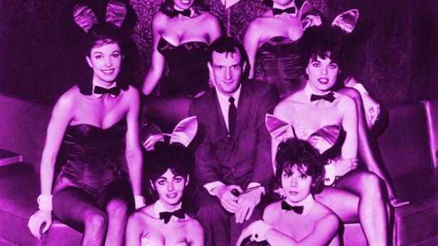 Hahn im Korb: Hugh Hefner umringt von seiner Erfindung, den Bunnys, 1961. Als &quot;Bunny&quot; wurden die Kellnerinnen in den 1960 gegründeten Playboy Clubs bezeichent.