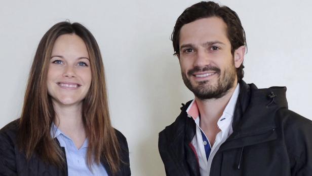 Prinz Carl Philip und Prinzessin Sofia von Schweden lächeln in die Kamera.