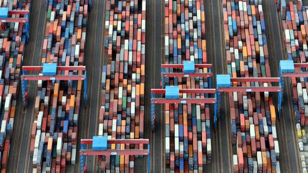 Der Containerterminal Altenwerder im Hamburger Hafen: Dank des überraschend starken Schlussquartals ist die deutsche Wirtschaft 2014 noch etwas rasanter gewachsen als bisher angenommen.