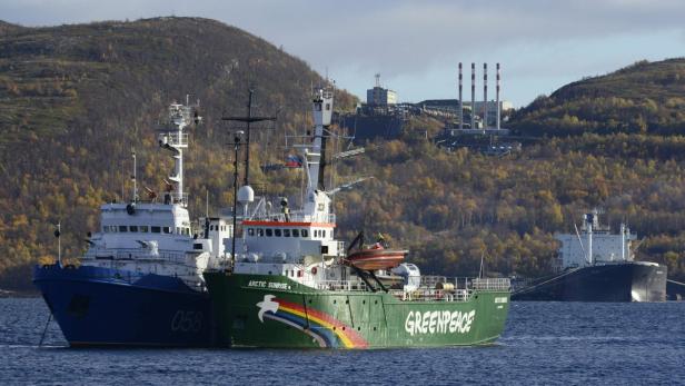 Die Arctic Sunrise im Hafen von Murmansk – gegen ihre Crew ermittelt jetzt die russische Staatsanwaltschaft wegen eines „Anschlags auf die Souveränität des Staates“.