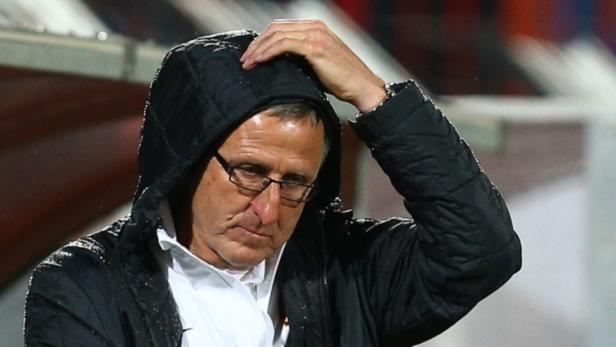 Ein Mann mit Brille und Kapuze im Regen.