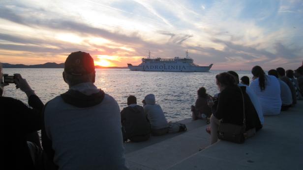 Good vibrations, gute Stimmung vor dem Sonnenuntergang im Hafen von Zadar