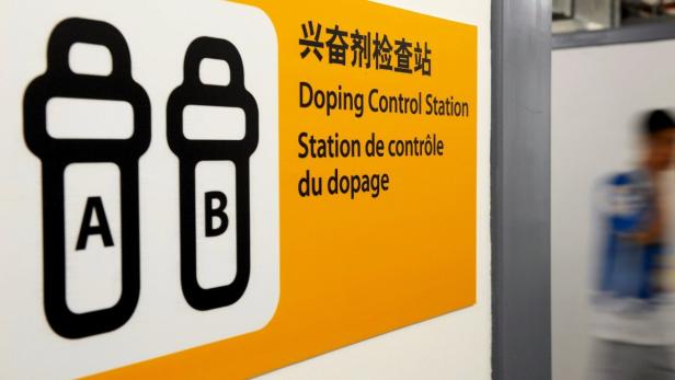 Ein Schild mit der Aufschrift „Doping Control Station“ und einer grafischen Darstellung von Probenbehältern.
