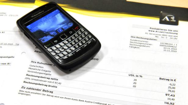 Ein Blackberry-Smartphone liegt auf einer A1-Mobilfunkrechnung.
