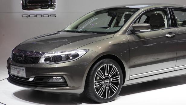 Ein grauer Qoros 3 steht auf einer Automobilausstellung.