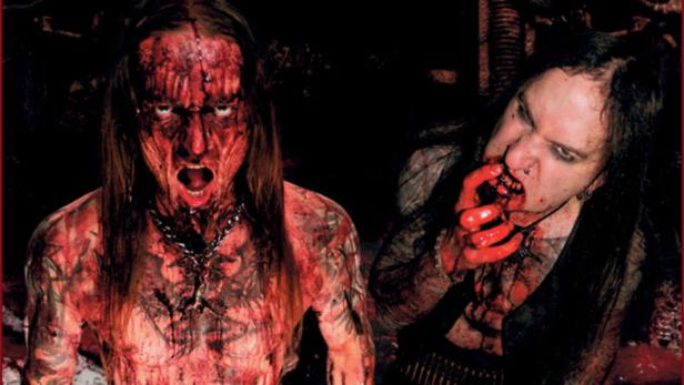 Zwei blutverschmierte Gestalten, möglicherweise Mitglieder einer Black-Metal-Band.