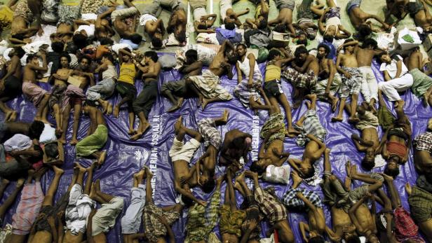Erschöpft, krank, halb verdurstet sind diese Flüchtlinge aus Myanmar, die in Indonesien Rettung fanden. Vor den Küsten von Thailand, Malaysia und Indonesien driften derzeit rund 8000 Flüchtlinge ohne Verpflegung auf oft nicht seetüchtigen Booten.