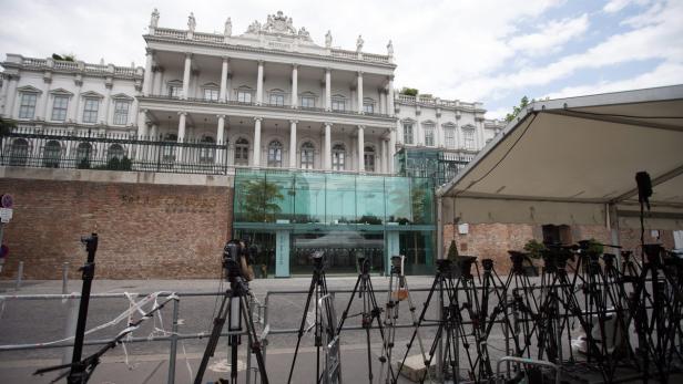 Journalisten und Fotografen postieren sich in Erwartung eines Durchbruchs bei den Verhandlungen vor dem Palais Coburg .