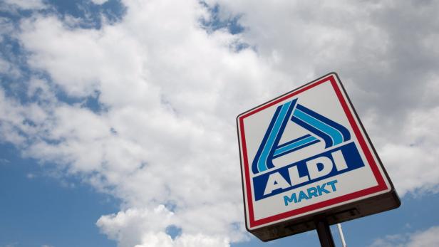 epa02264025 (FILE) A file picture taken on 28 October 2009 shows the Aldi company logo before a cloudy sky in Gelsenkirchen, Germany. According to a press statement released by the company group &#039;Aldi North&#039;, Albrecht died in his birthplace Essen on 24 July at the age of 88. According to the magazine Forbes, Albrecht who was very reclusive, was ranked as the worldës 31st richest person in 2010, with a net worth of 16.7 billion dollars. EPA/FRISO?GENTSCH