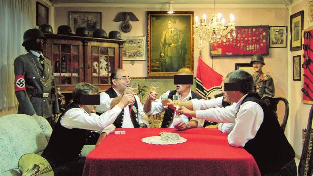 Das Quintett, darunter zwei Gemeinderäte, sang im Film in einem Keller voller Nazi-Devotionalien.