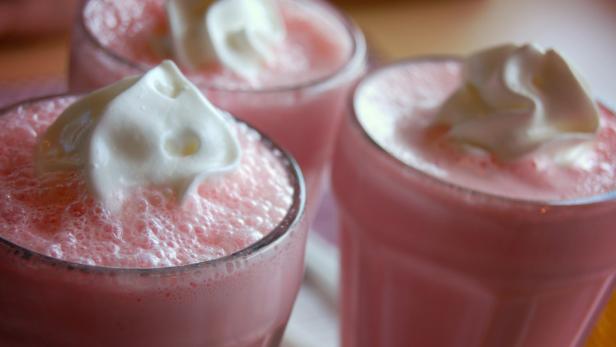 Erdbeer-Milchshake: Schnell und gut: 40 g Erdbeeren und 200 ml Milch pürieren. Wer will, kann einen Teelöffel Zucker dazugeben. Als Deko: Klecks Schlag oder Sauerrahm.