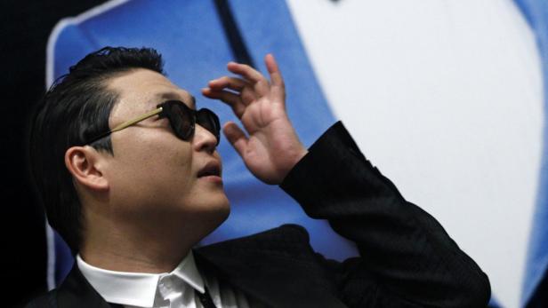 epa03493085 South Korean pop star Park Jae-sang, better known by his stage name PSY, performs in Singapore, 01 December 2012. The &#039;Gangnam Style&#039; music video is the most watched item ever posted on YouTube with over 800 million views to date. EPA/STEPHEN MORRISON