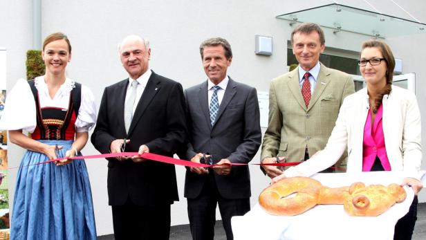 Landeshauptmann und Minister: Prominenz bei der Eröffnung des Schweine-Betriebs der VetMed-Uni