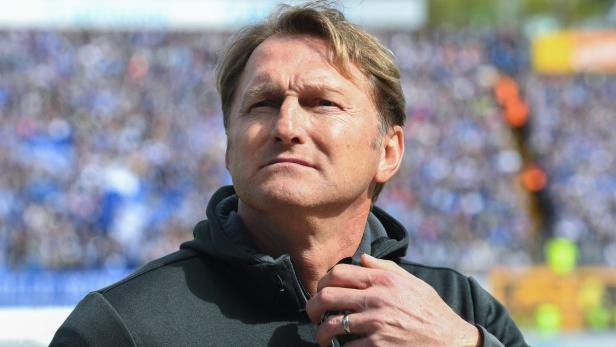 Ein Mann mit blonden Haaren und einer dunklen Jacke vor einer Zuschauermenge.