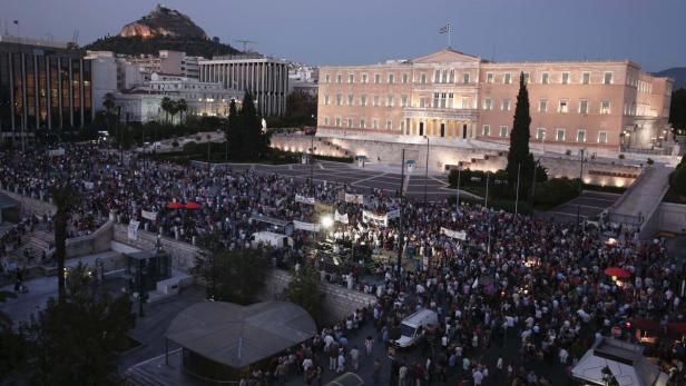 Tausende Menschen haben in zahlreichen griechischen Städten gegen Rassismus und Rechtsextremismus demonstriert.