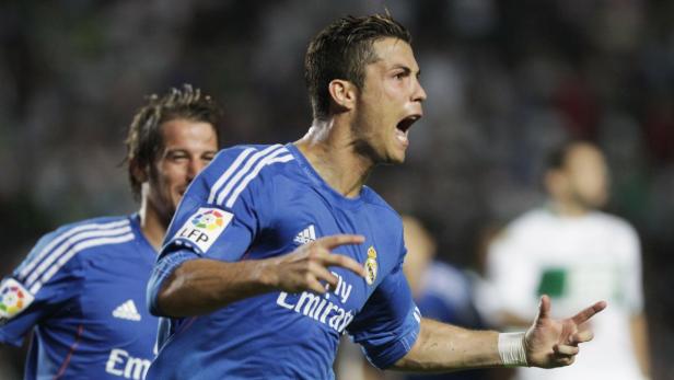 Cristiano Ronaldo jubelt in einem blauen Trikot von Real Madrid.