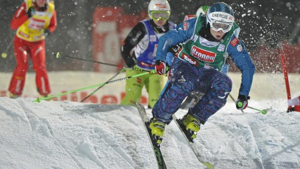 APA6406808 - 07012012 - BISCHOFSHOFEN - ÖSTERREICH: ZU APA-TEXT SI - Andrea Limbacher (AUT, vorne) beim Weltcup im Ski Cross am Samstag, 07. Jänner 2012, in Oberndorf / Tirol . APA-FOTO: ROBERT PARIGGER APA-FOTO: Robert Parigger