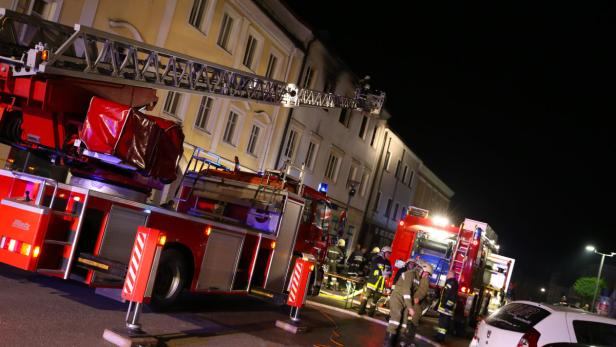 Die Feuerwehr kämpfte mehrere Stunden gegen den Brand, der nach der Explosion in zwei Wohnungen des Mehrparteienhauses wütete.